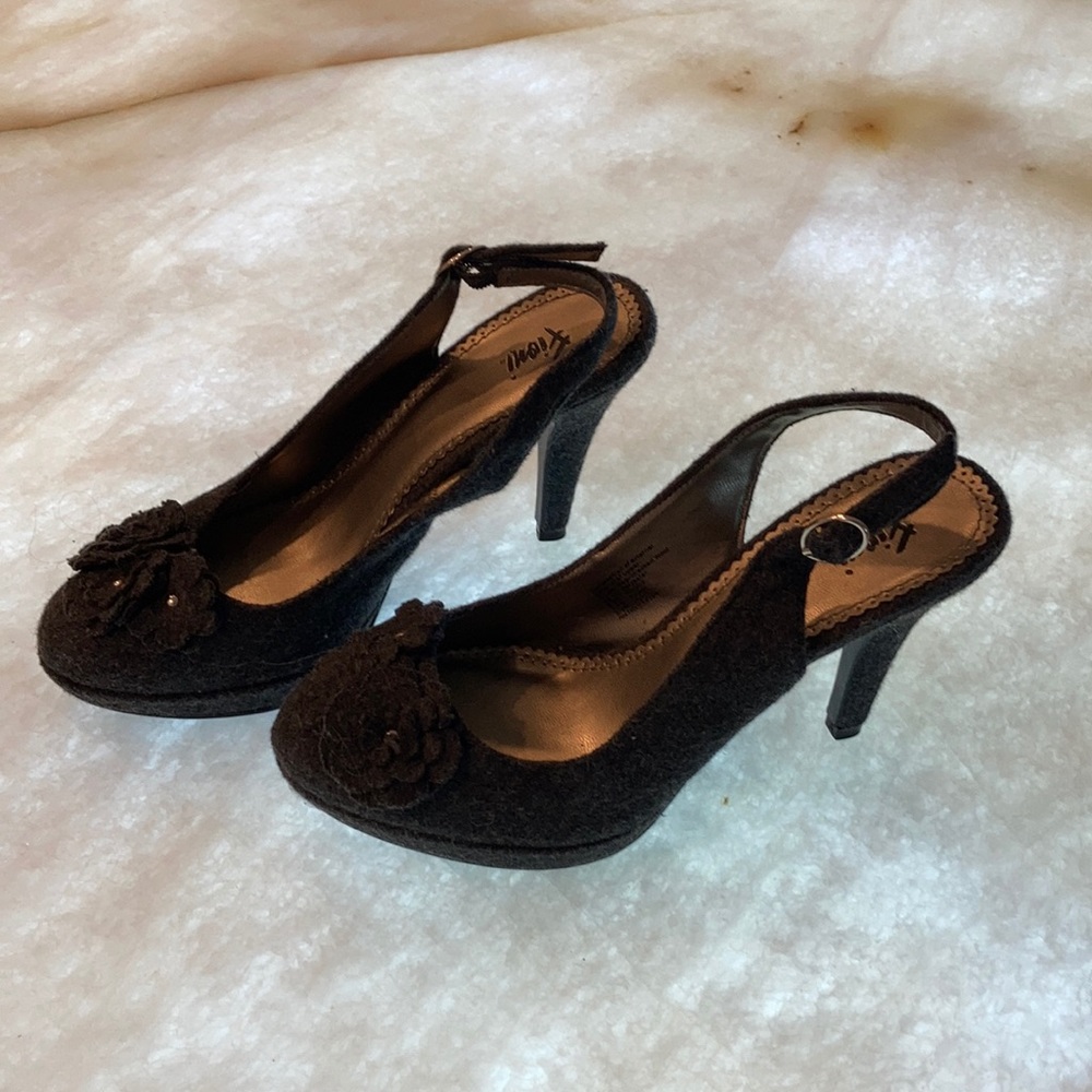 Total comfort in a Charcoal flannel classic style size 7